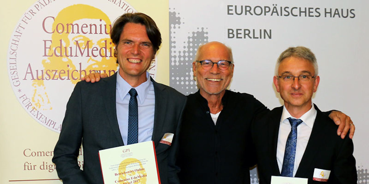 Verleihung des Comenius EduMedia Siegels am 22. Juli 2017 in Berlin: (v. l.) Peter Ilg (Akademie für Unternehmensführung), Prof. em. Dr. Thomas A. Bauer (Präsident der Euopäischen Gesellschaft für Bildung und Kommunikation ESEC) und Urban Östreicher (Akademie für Unternehmensführung). Verleihung des Comenius EduMedia Siegels am 22. Juli 2017 in Berlin: (v. l.) Peter Ilg (Akademie für Unternehmensführung), Prof. em. Dr. Thomas A. Bauer (Präsident der Euopäischen Gesellschaft für Bildung und Kommunikation ESEC) und Urban Östreicher (Akademie für Unternehmensführung).