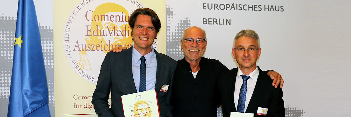 Verleihung des Comenius EduMedia Siegels am 22. Juli 2017 in Berlin: (v. l.) Peter Ilg (Akademie für Unternehmensführung), Prof. em. Dr. Thomas A. Bauer (Präsident der Euopäischen Gesellschaft für Bildung und Kommunikation ESEC) und Urban Östreicher (Akademie für Unternehmensführung). Verleihung des Comenius EduMedia Siegels am 22. Juli 2017 in Berlin: (v. l.) Peter Ilg (Akademie für Unternehmensführung), Prof. em. Dr. Thomas A. Bauer (Präsident der Euopäischen Gesellschaft für Bildung und Kommunikation ESEC) und Urban Östreicher (Akademie für Unternehmensführung).