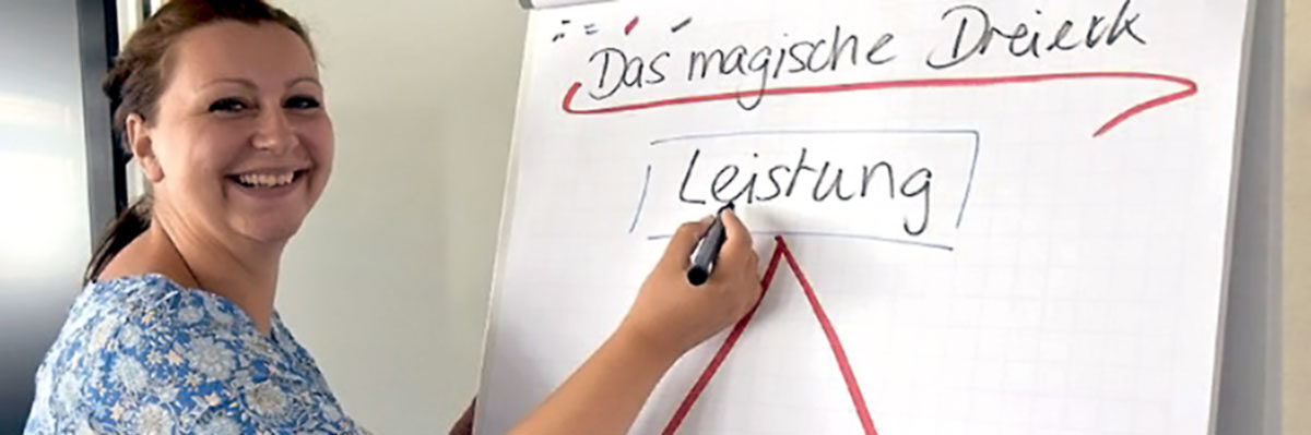 Augenoptikermeisterin Angelika Reiser aus Erlangen bildet sich in Würzburg in der Akademie für Unternehmensführung zur Betriebswirtin weiter, weil sie in die Geschäftsleitung einsteigen will. Dabei lernt sie auch das "Magische Dreieck" kennen, ein wichtiges Instrument für Selbstständige. Augenoptikermeisterin Angelika Reiser aus Erlangen bildet sich in Würzburg in der Akademie für Unternehmensführung zur Betriebswirtin weiter, weil sie in die Geschäftsleitung einsteigen will. Dabei lernt sie auch das "Magische Dreieck" kennen, ein wichtiges Instrument für Selbstständige.