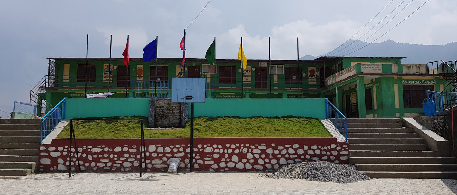 Eine Schule in Nepal von außen