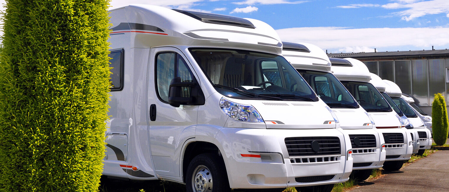 urlaub, wohnmobil, caravan, fabrik, produktion, parkplatz, herstellung, mobilheim, campen, camping, neu, fertigung, autohaus, autobranche, reisen, reise, lkw, fahrzeug, neuwagen, auto, autos, montage, herstellung, industrie, industriell, gewerbe, gewerblich, business, verkauf, fahrzeug, fahrzeuge, weiß, weiss, auslieferung, kundschaft, verkaufsraum, präsentation, präsentieren, showroom, ausstellung