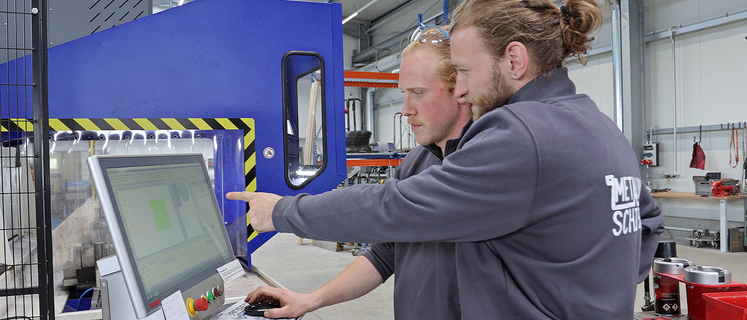 Metallbauer | Metallbau Schiffler Dettelbach Zwei Metallbauer am Bildschirm einer CNC-Maschine