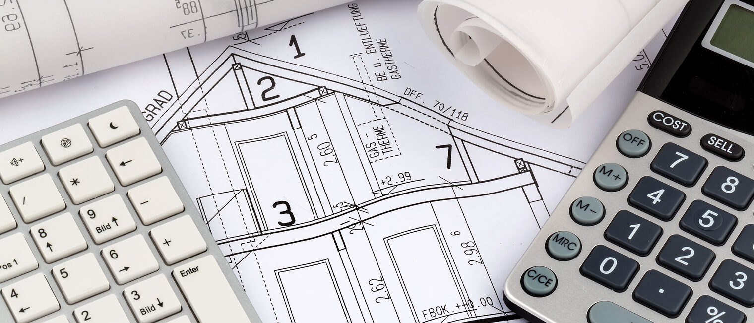 Hausplan mit Taschenrechner Ein Bauplan eines Architekten mit einem Taschenrechner. Symbolfoto für Finanzierung und Planung eines neuen Hauses.