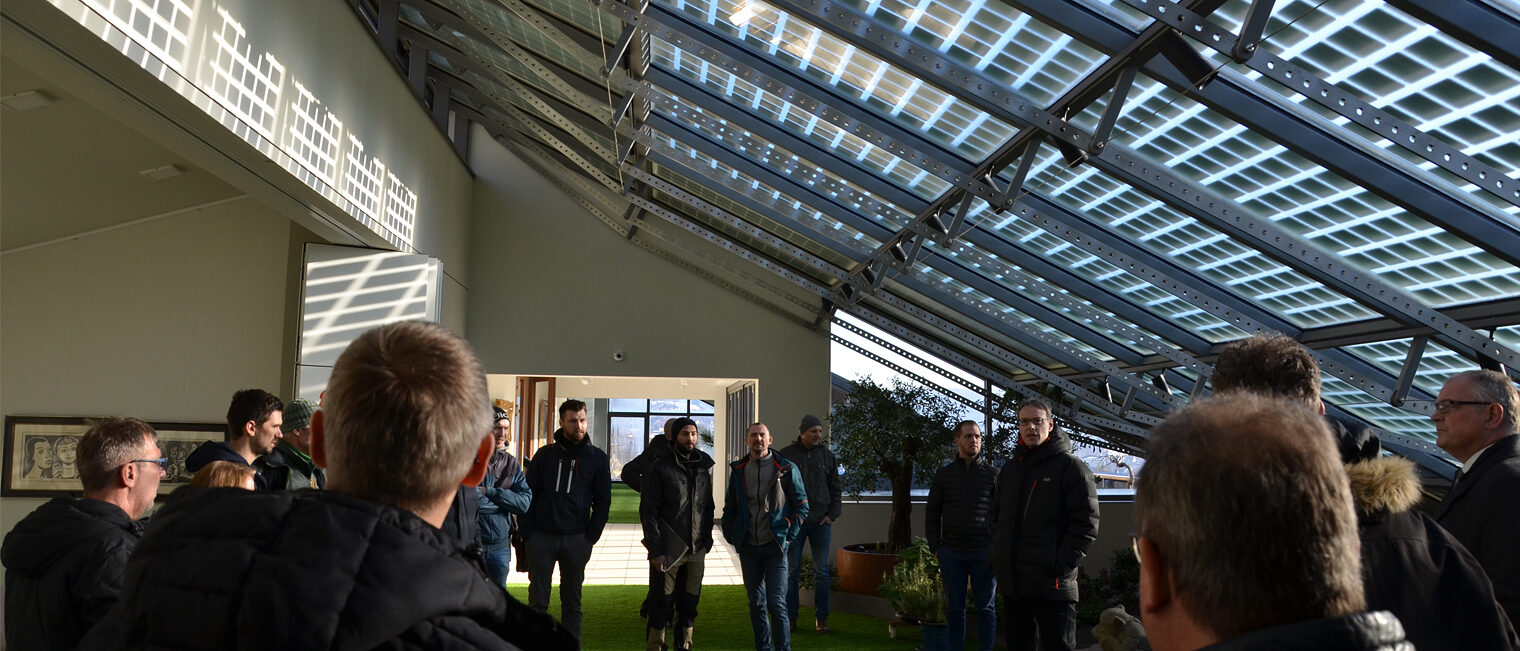 glasintegrierte Photovoltaik | Energieautarkie Gruppe unter Glasdach, das aus glasintergierten Photovoltaik-Modulen besteht