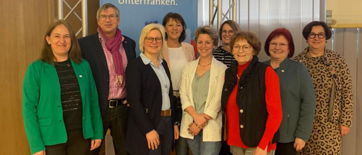 Gruppenbild der Unternehmerfrauen mit Handwerkskammer-Präsident beim Besuch in der Handwerkskammer 2023