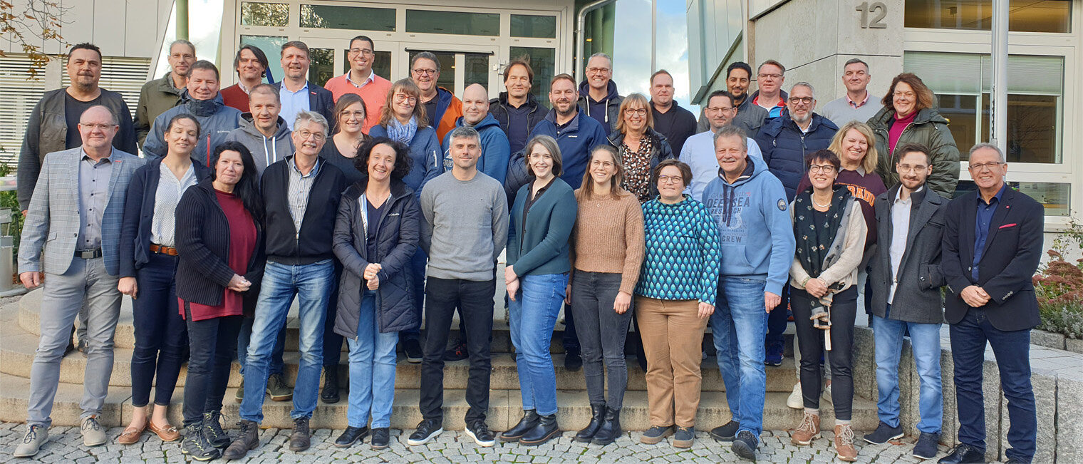 Weiterbildung Ausbildungsberater der Handwerkskammern Gruppenbild vor Gebäude