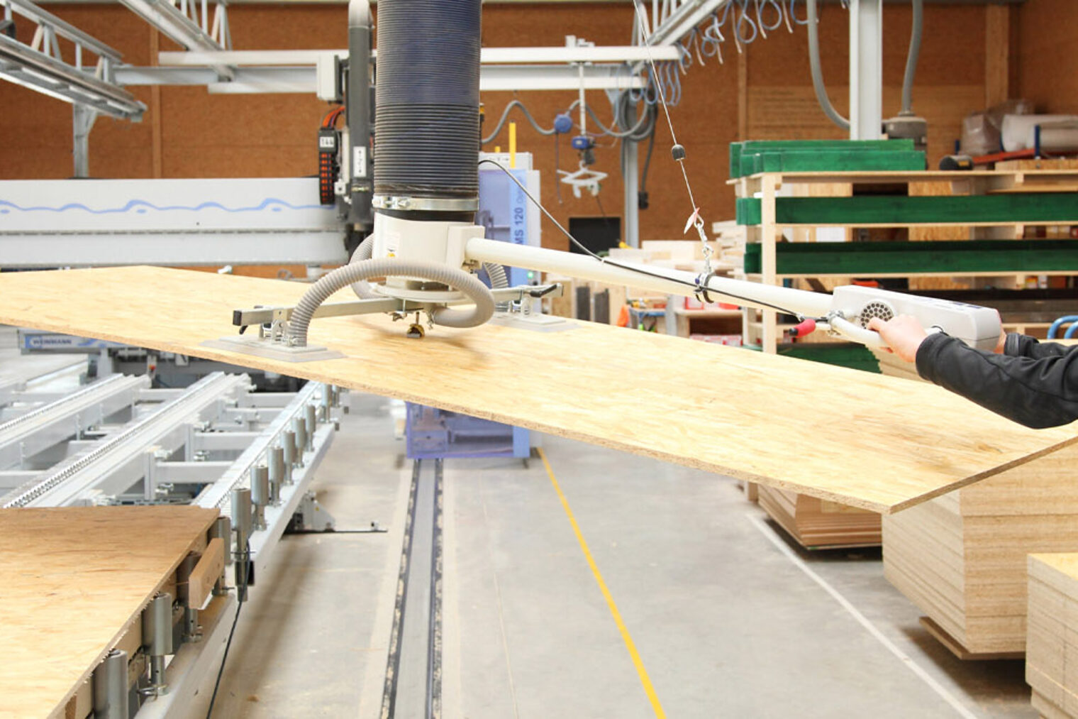 Konjunktur Q2 2024 Junger Zimmerer an einer Abbundmaschine