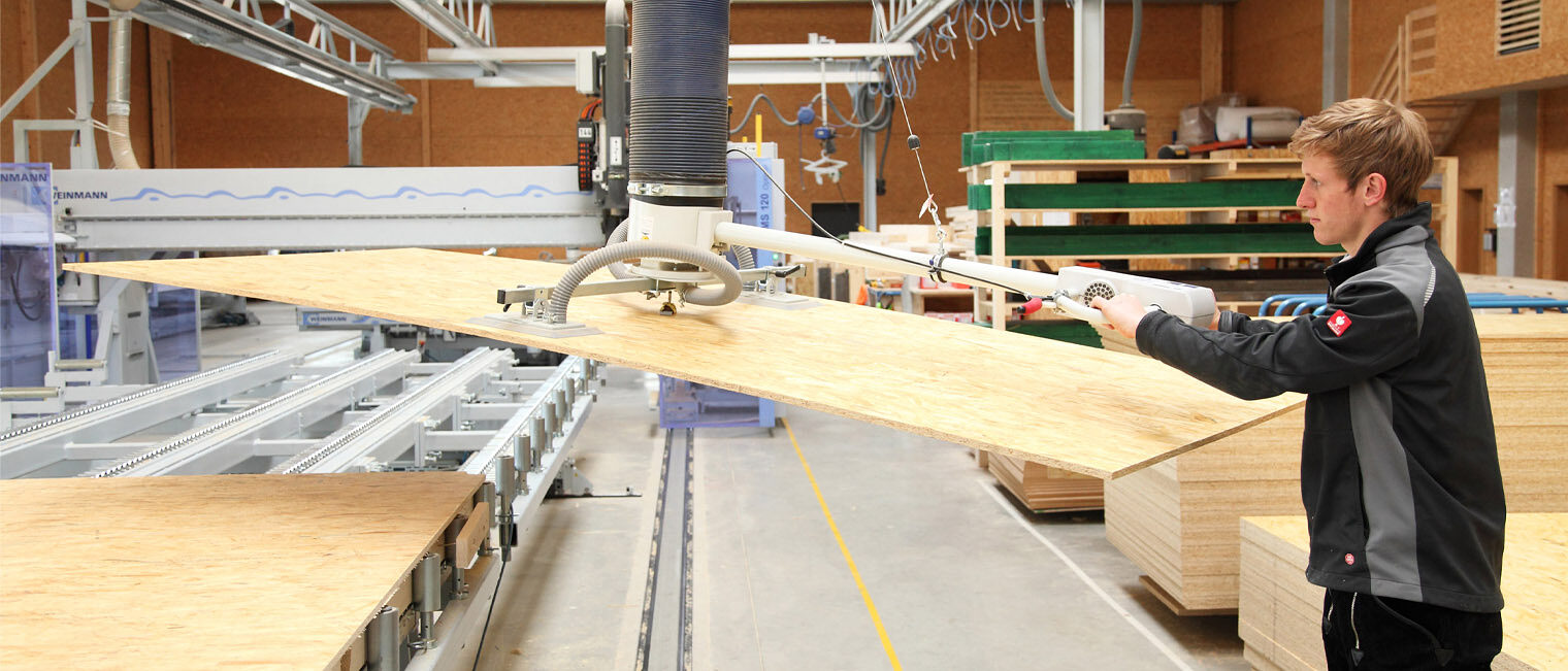 Konjunktur Q2 2024 Junger Zimmerer an einer Abbundmaschine