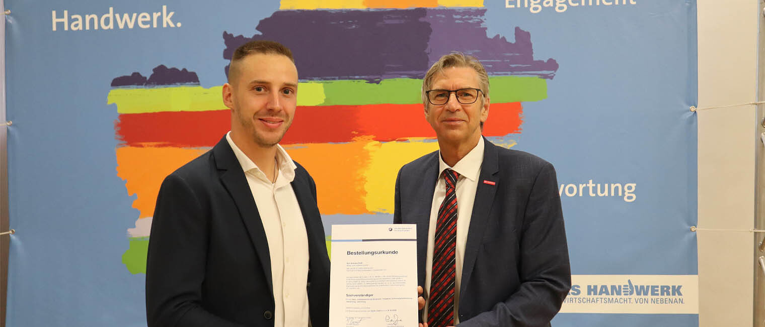 Vereidigung Sachverständige Andreas Förth Zwei Personen mit Urkunden blicken in Kamera