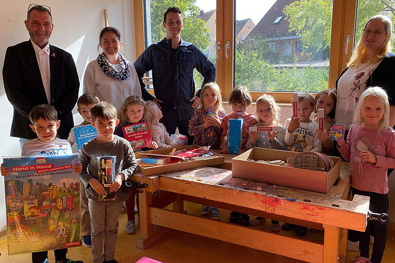Die Kinder der Kita St. Norbertus in Waldbrunn bei der Übergabe der Geschenke in ihrem Werkraum.