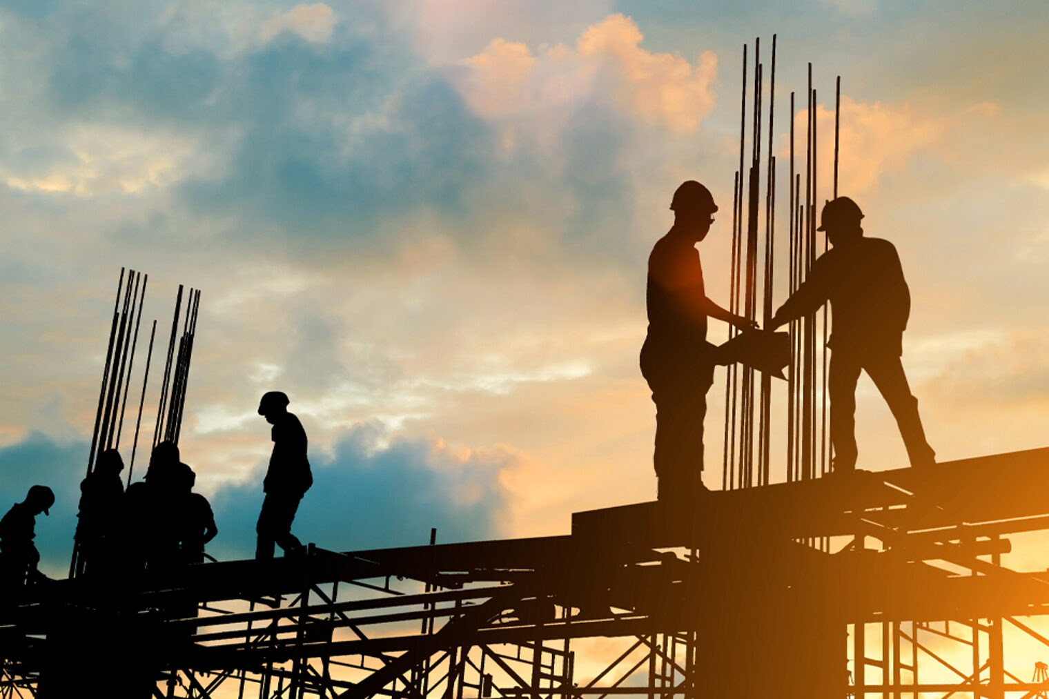 Totale eine Baustelle mit Bauarbeitern im Sonnenuntergang