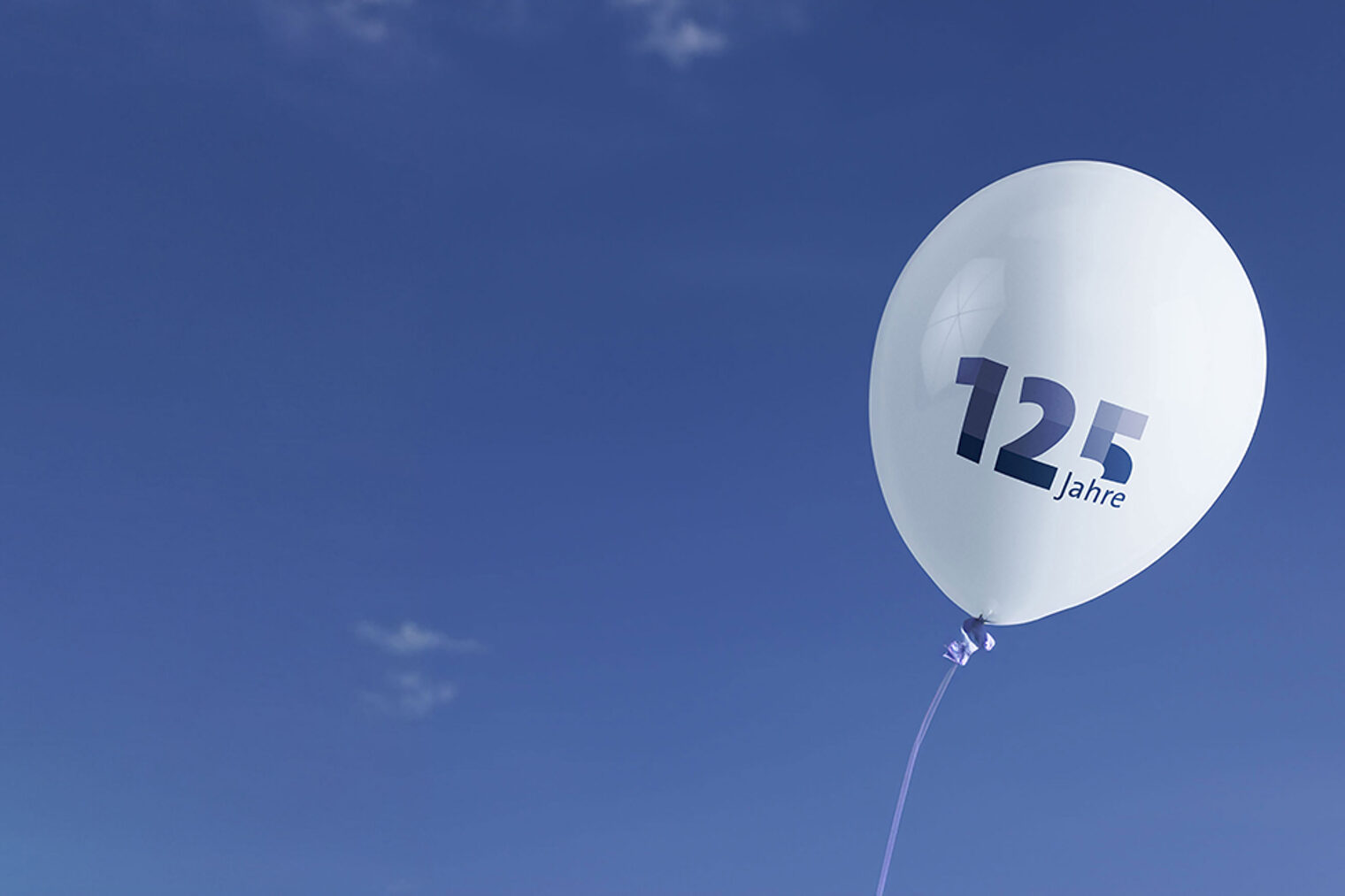 125 Jahre Jubiläum Handwerkskammer für Unterfranken Blauer Himmel mit blauem Handwerkskammer Luftballon "125 Jahre"