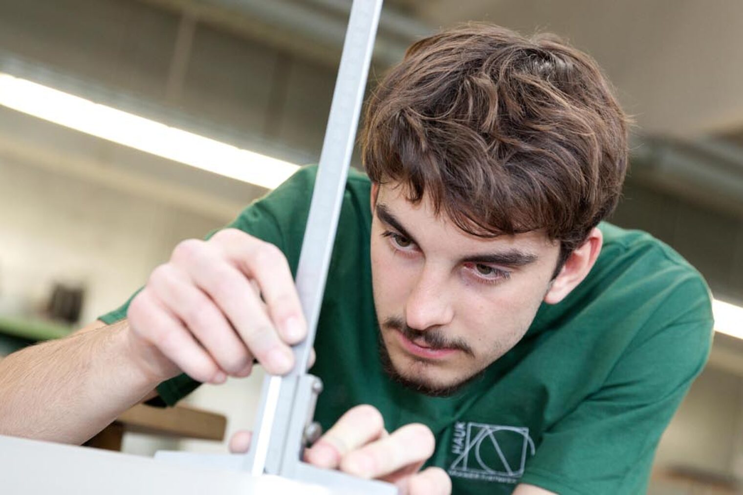 Modellbauer | Ausbildung Nahaufnahme eines Modellbauers, der etwas misst