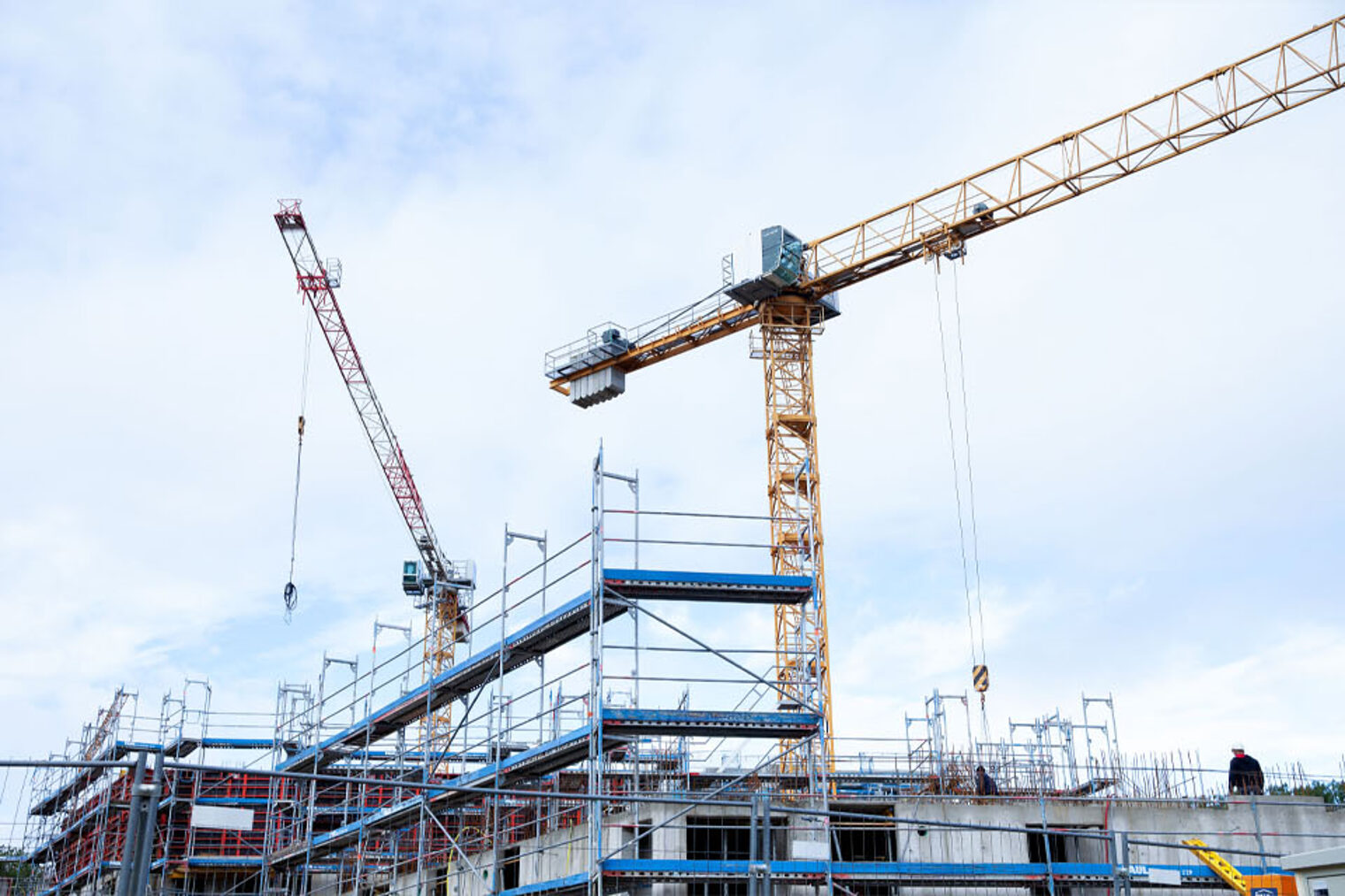 Konjunktur 2024 Total eine Baustelle eines größeren Hauses mit Kran