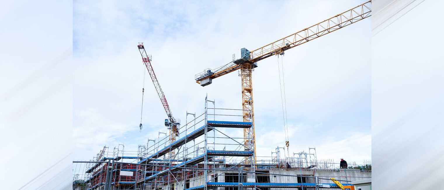 Konjunktur 2024 Total eine Baustelle eines größeren Hauses mit Kran