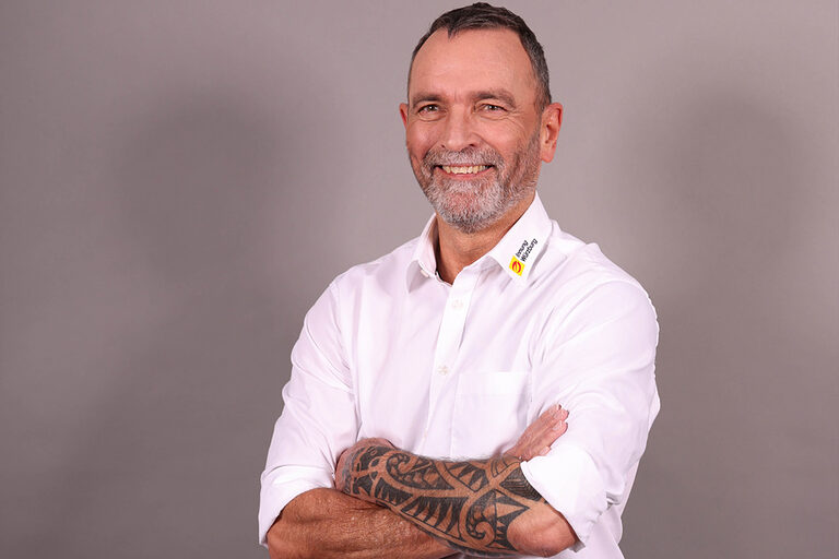 Halbtotal von Elektroniker mit verschränkten Armen