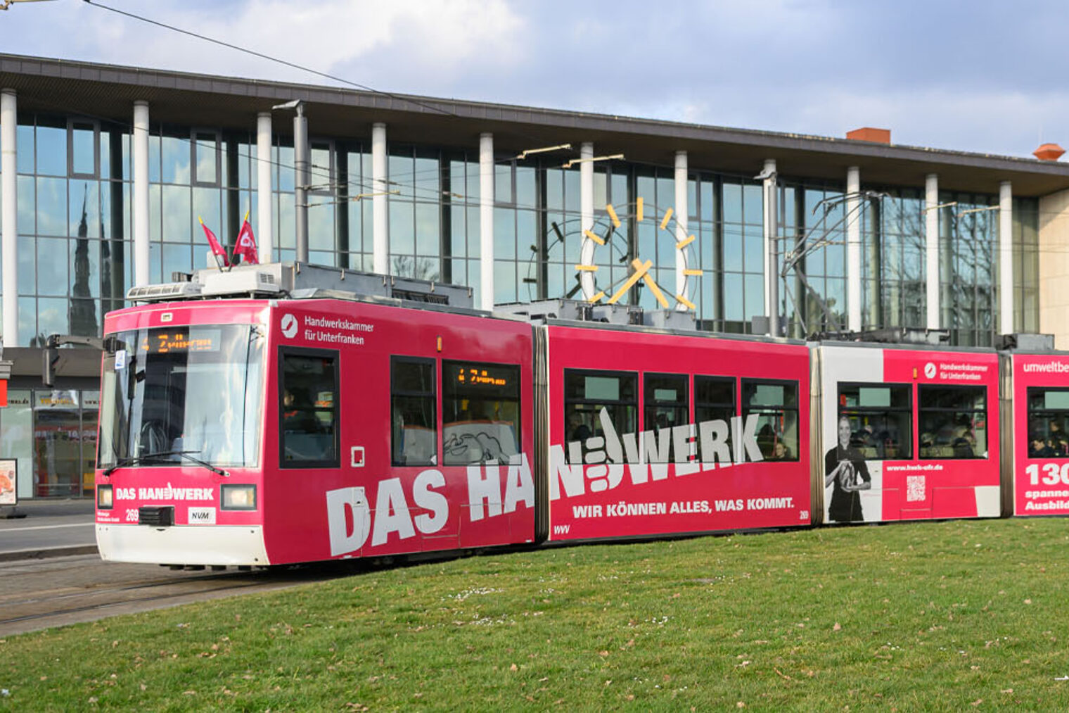 Straßenbahn Handwerk Würzburg Foto einer Straßenbahn vor dem Würzburger Hauptbahnhof