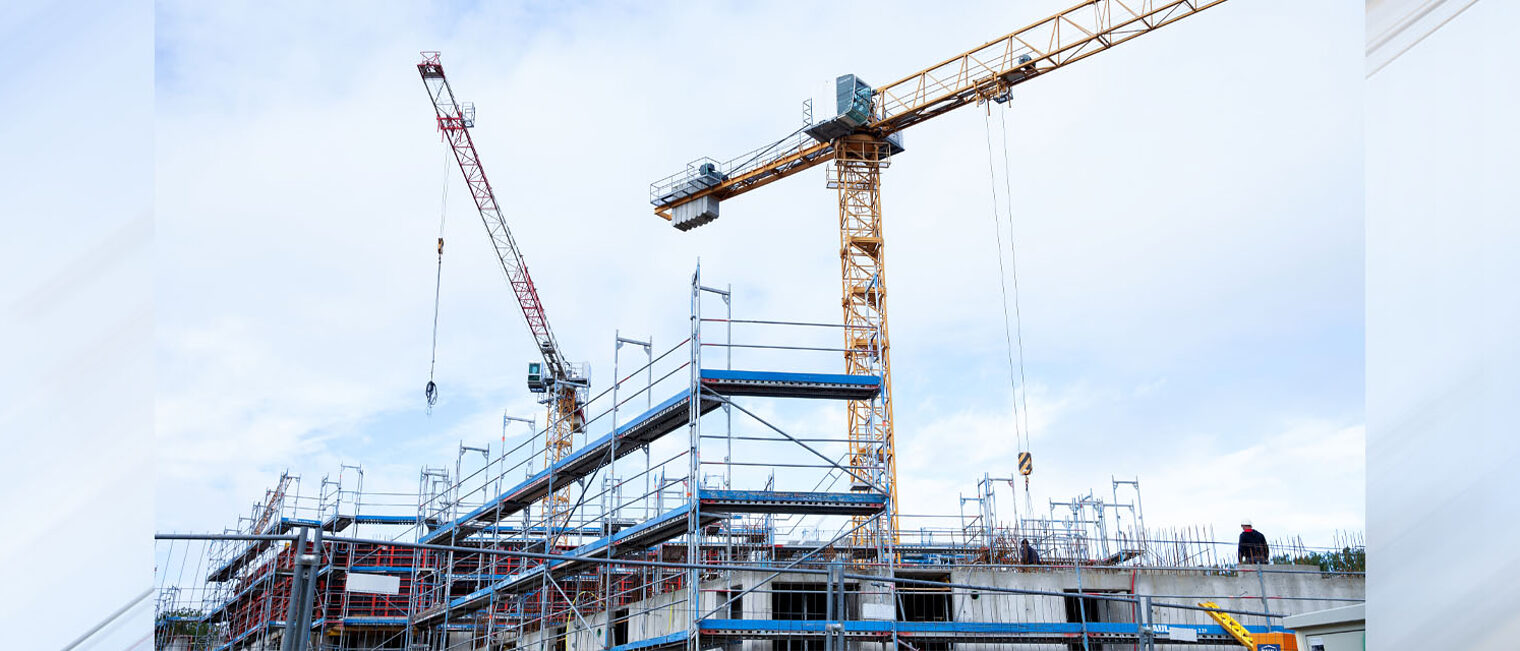 Baustelle | Konjunktur Baustelle mit Rohbau und Kran