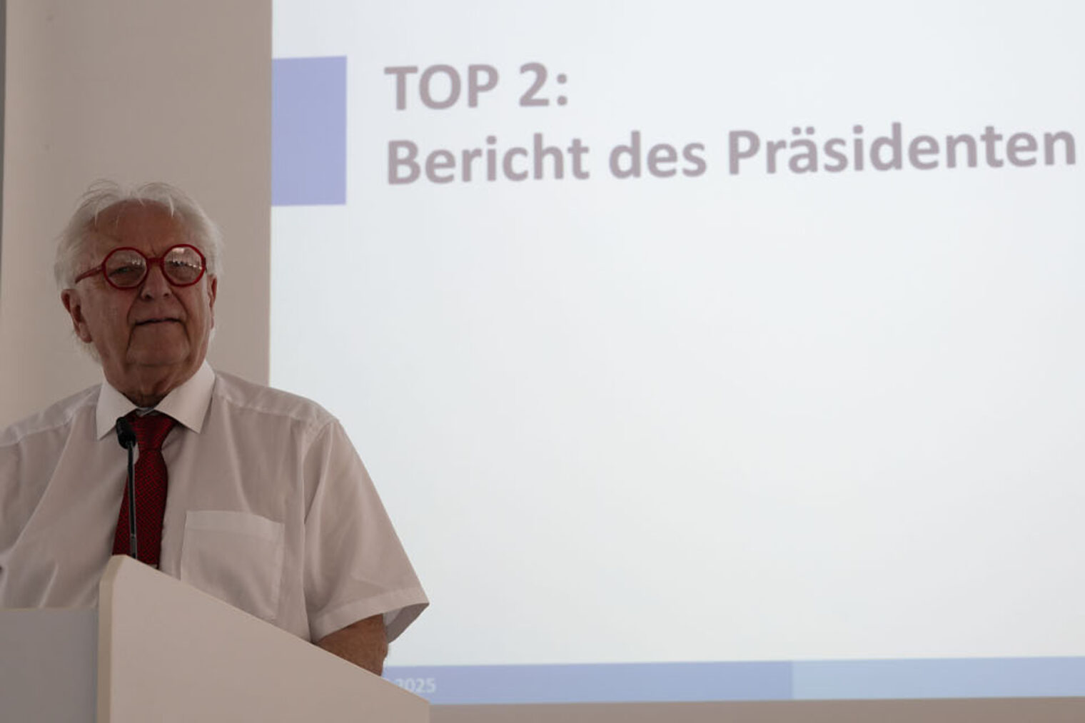 Vizepräsident Hofmann steht am Mikrofon