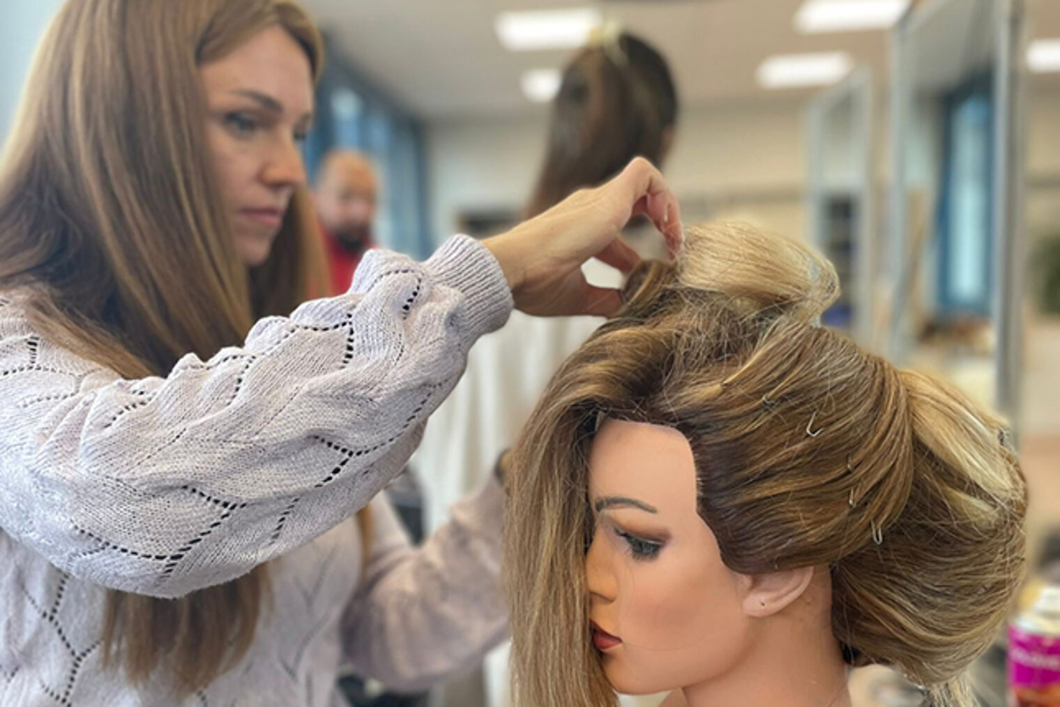 Meisterkurs Friseure Aschaffenburg: Erste Steckversuche mit Haarteilen Teilnehmerin des Meisterkurses Friseure in Aschaffenburg bei ersten Steckversuchen zur Steckfrisur mit Haarteilen