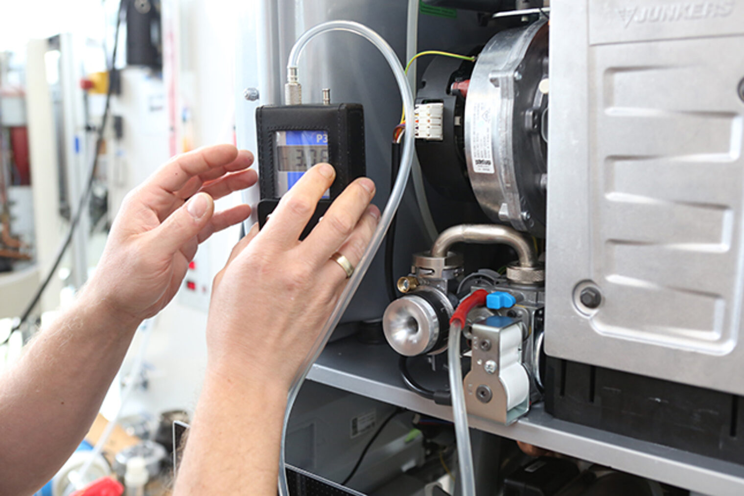 Gasbrenner-Zählermontage in SHK-Kundendiensttechniker Weiterbildung Kursteilnehmer setzt Gasbrenner-Zähler in Gehäuse ein – Weiterbildung SHK-Kundendiensttechniker/in in Aschaffenburg