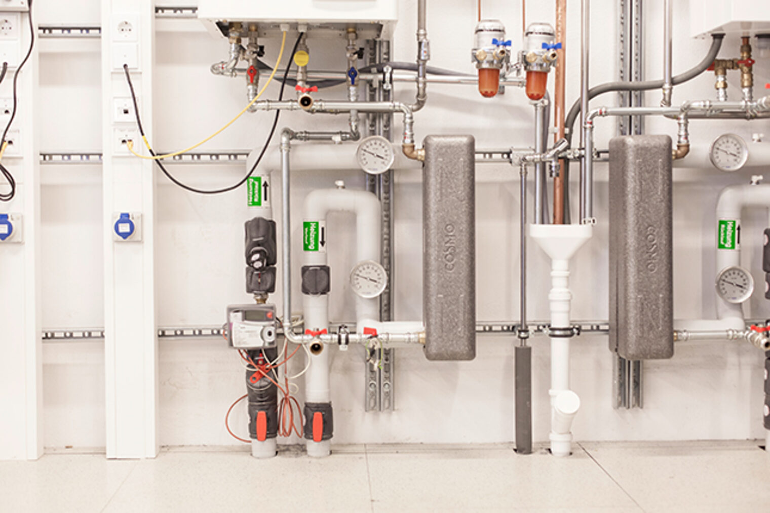 Heizungsanlage mit Komponenten und komplexer Rohrführung SHK Kundendiensttechniker Weiterbildung in Aschaffenburg - Praxisprüfung an installierter Heizungsanlage