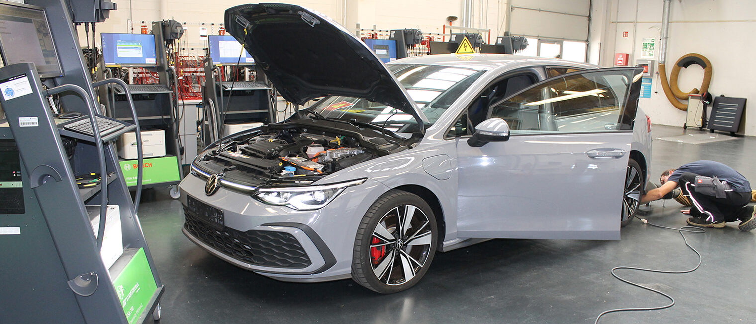 AU-Prüflehrgang für Kfz-Pkw in der Handwerkskammer Aschaffenburg  Teilnehmer im AU-Prüflehrgang für Kfz-Pkw in der Handwerkskammer Aschaffenburg – zertifizierte Prüfungsvorbereitung der TAK