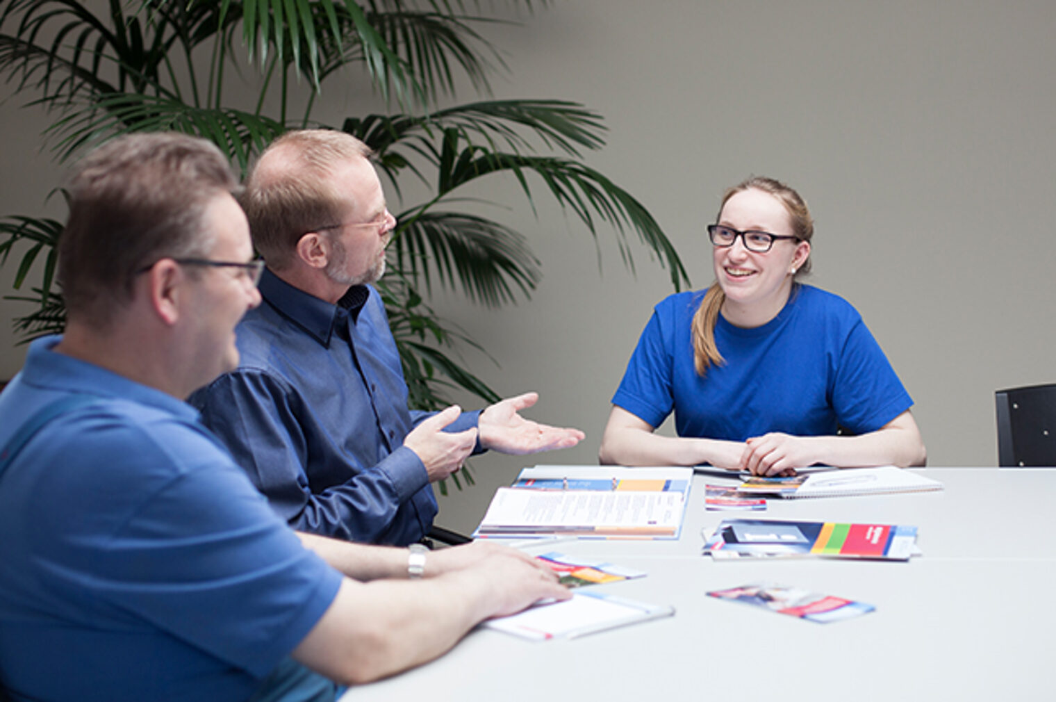 Auszubildende im Kundengespräch im Kurs Kommunikation für Azubis Auszubildende im Kundengespräch im Workshop Kommunikation für Azubis am Bildungszentrum Aschaffenburg