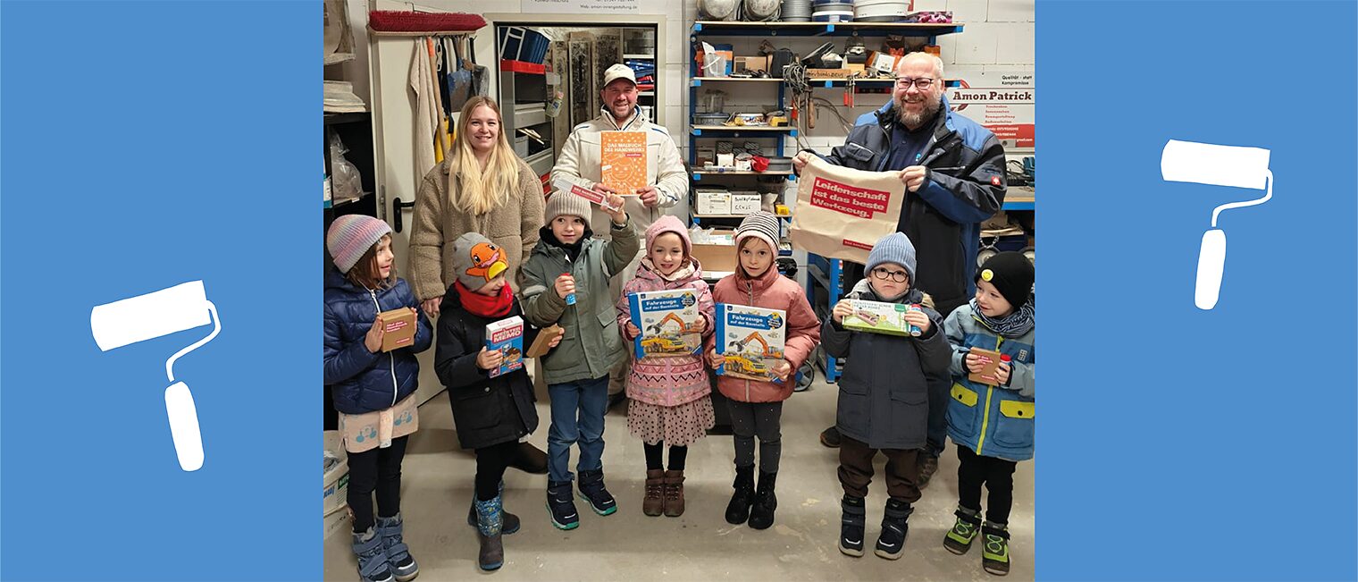 Kita-Kinder und Erwachsene treffen sich im Malerbetrieb und freuen sich über Dankeschön-Geschenke