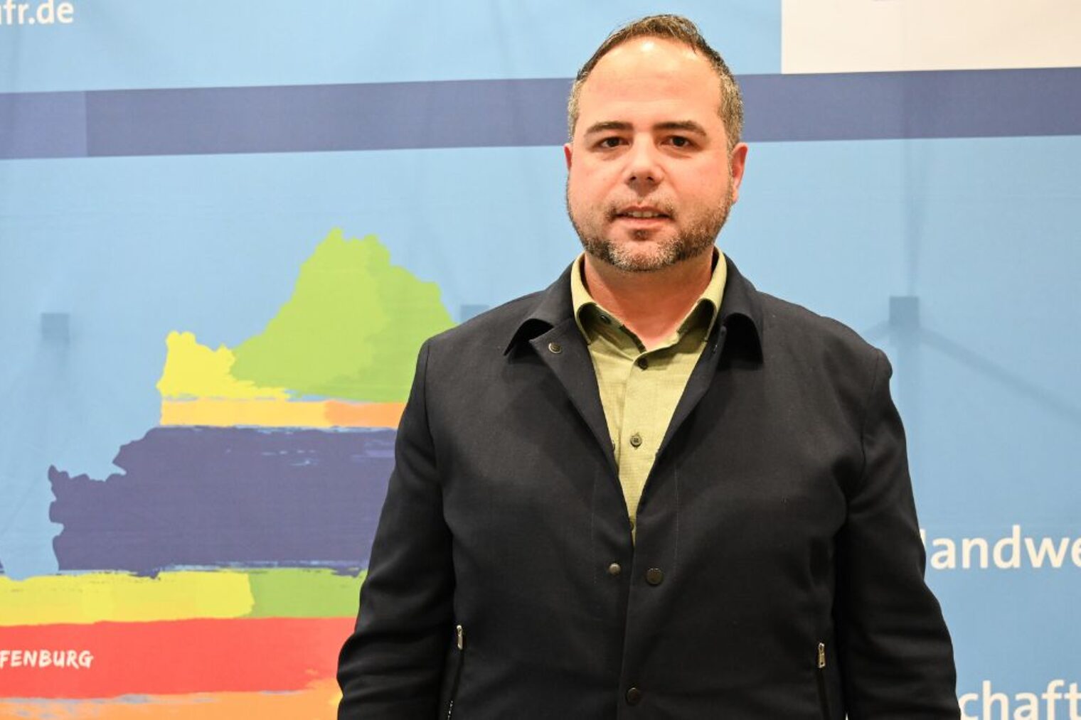 Auf dem Bild steht sieht man einen Mann. Er heißt Andrea Faggiano. Er ist Vizepräsident der Handwerkskammer für Unterfranken