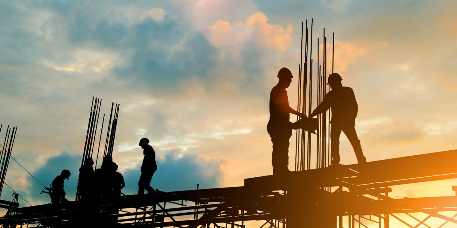 Symbolfoto Männer auf einer Baustelle im Abendlicht