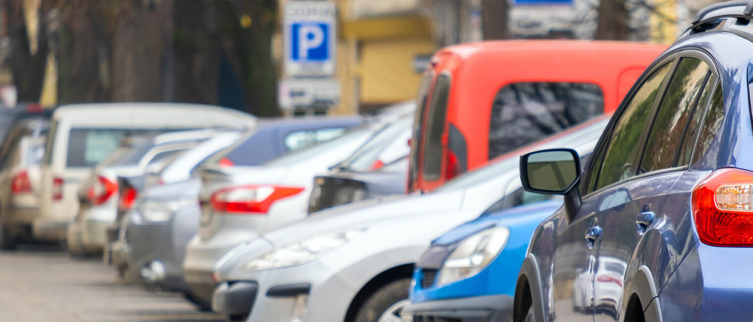 geparkte Autos in Innenstadt