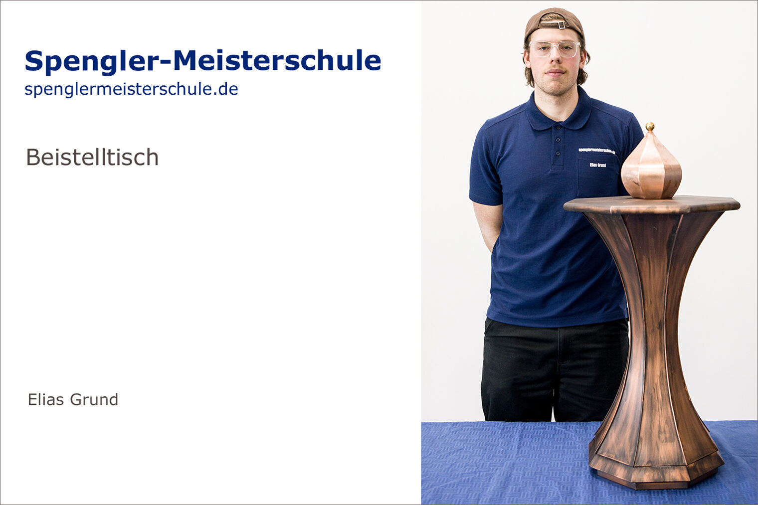 Portrait Elias Grund mit seinem Spengler-Meisterstück