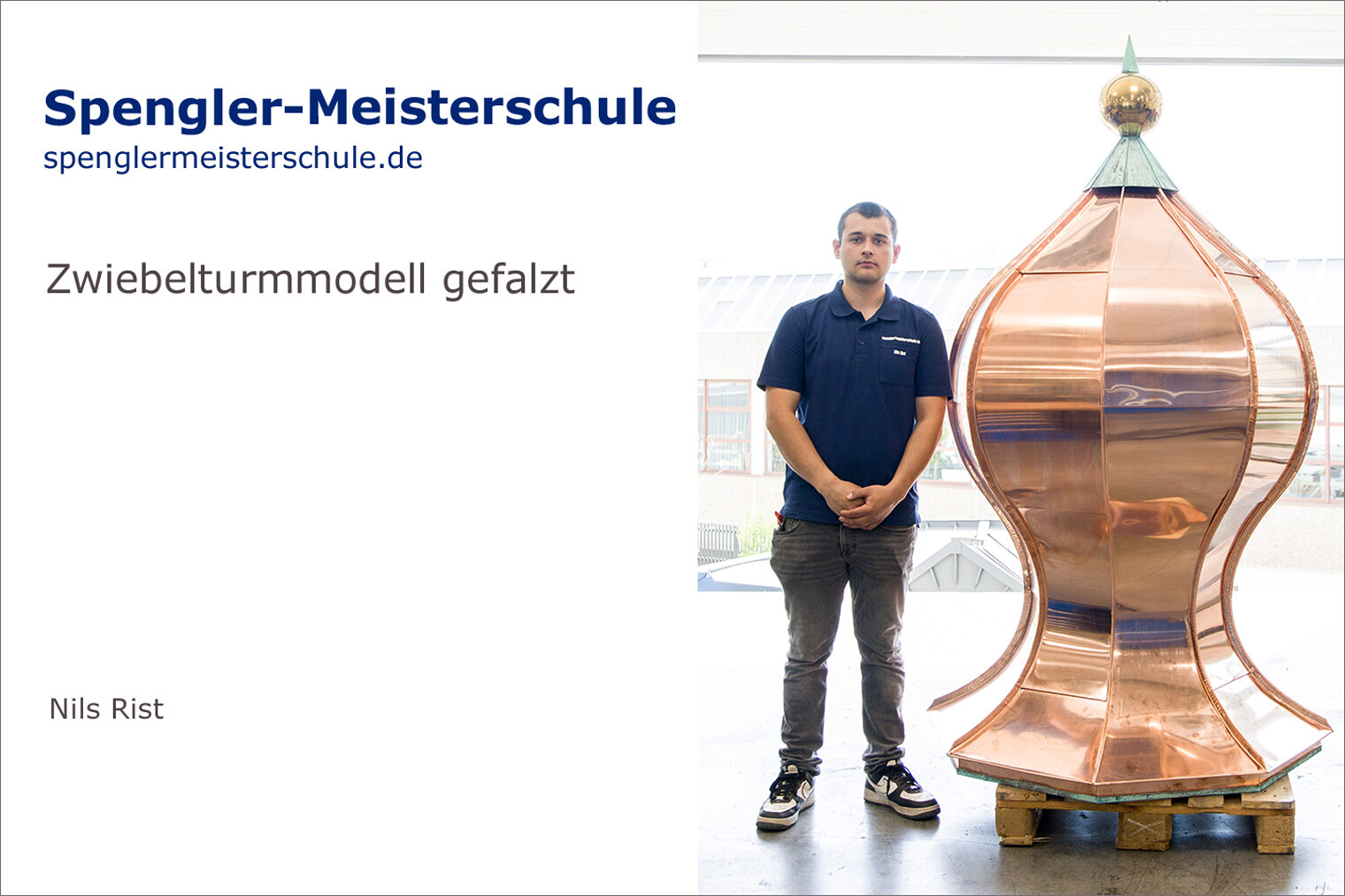 Portrait Nils Rist mit seinem Spengler-Meisterstück
