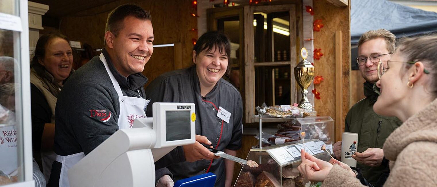 Stand auf dem Wurstmarkt, Metzger und Standbesucher