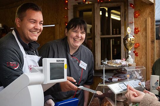 Stand auf dem Wurstmarkt, Metzger und Standbesucher