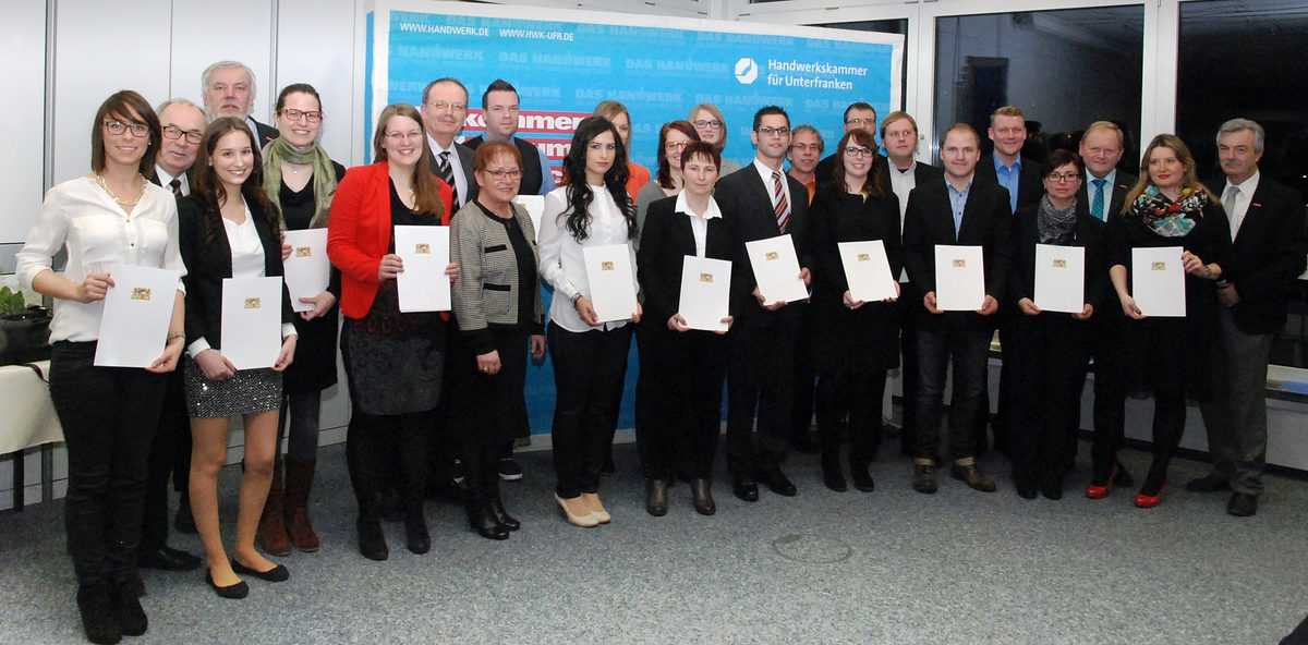 Die Meisterpreisträger verschiedener Weiterbildungen der Handwerkskammer für Unterfranken. Foto: Handwerkskammer Die Meisterpreisträger verschiedener Weiterbildungen der Handwerkskammer für Unterfranken. Foto: Handwerkskammer