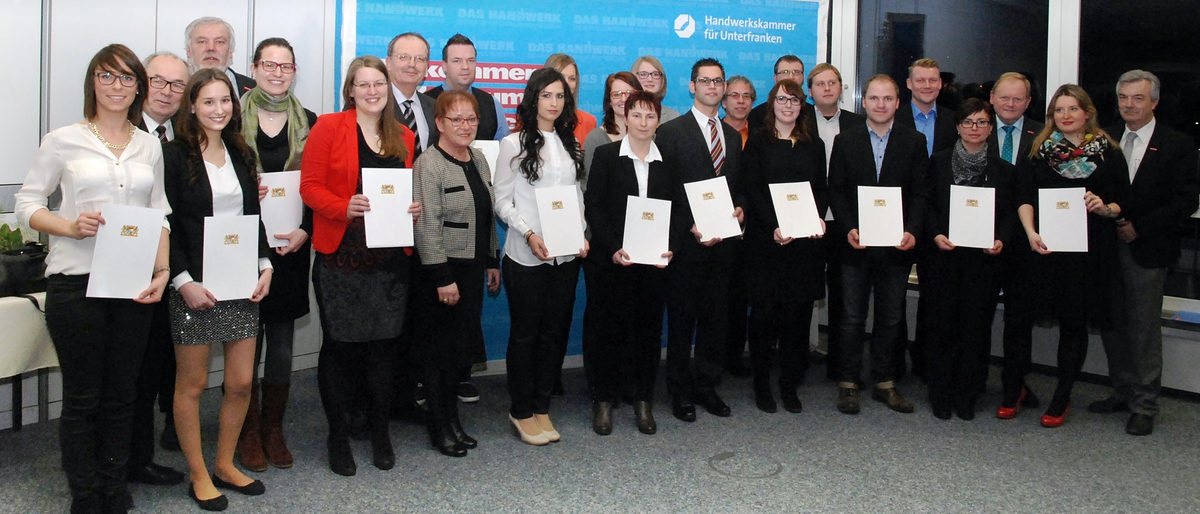 Die Meisterpreisträger verschiedener Weiterbildungen der Handwerkskammer für Unterfranken. Foto: Handwerkskammer Die Meisterpreisträger verschiedener Weiterbildungen der Handwerkskammer für Unterfranken. Foto: Handwerkskammer
