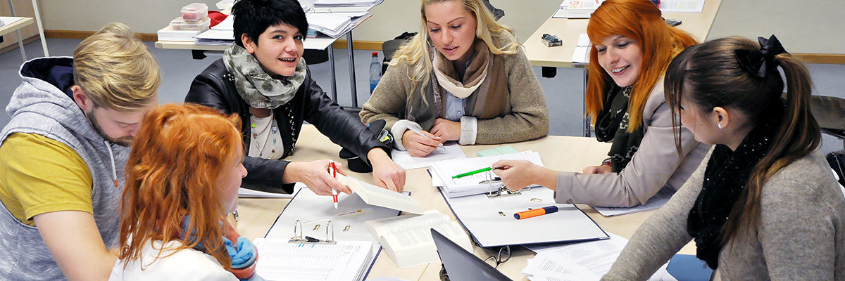 Auf dem Foto von links nach rechts: Andreas Kessler (Sachbearbeiter bei Schaeffler Technologies AG & Co. KG), Carina Hartung (Rechtsanwaltsfachangestellte bei Rechtsanwälte Kubik & Kollegen), Caroline Graf (Chefsekretärin bei Fliesen Fritzges GmbH), Olga Neb (Telefonistin Outbound bei VR-Service direkt eG), Bernadette Köth (Firmenkundenberaterin der AOK Bayern), Saskia Fischer (Kundenberaterin bei Sparkasse Bad Neustadt). Auf dem Foto von links nach rechts: Andreas Kessler (Sachbearbeiter bei Schaeffler Technologies AG & Co. KG), Carina Hartung (Rechtsanwaltsfachangestellte bei Rechtsanwälte Kubik & Kollegen), Caroline Graf (Chefsekretärin bei Fliesen Fritzges GmbH), Olga Neb (Telefonistin Outbound bei VR-Service direkt eG), Bernadette Köth (Firmenkundenberaterin der AOK Bayern), Saskia Fischer (Kundenberaterin bei Sparkasse Bad Neustadt).