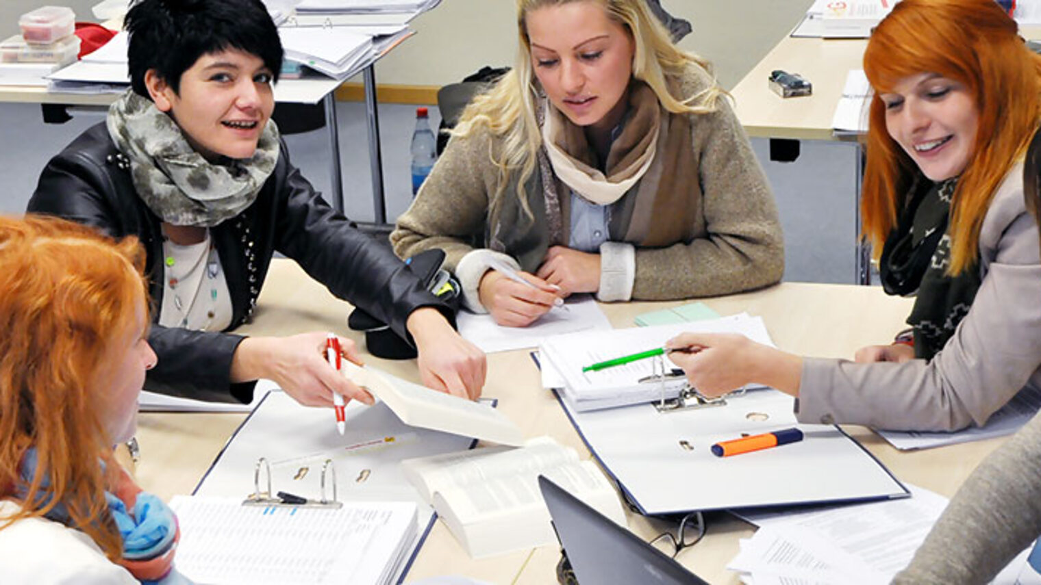 Auf dem Foto von links nach rechts: Andreas Kessler (Sachbearbeiter bei Schaeffler Technologies AG & Co. KG), Carina Hartung (Rechtsanwaltsfachangestellte bei Rechtsanwälte Kubik & Kollegen), Caroline Graf (Chefsekretärin bei Fliesen Fritzges GmbH), Olga Neb (Telefonistin Outbound bei VR-Service direkt eG), Bernadette Köth (Firmenkundenberaterin der AOK Bayern), Saskia Fischer (Kundenberaterin bei Sparkasse Bad Neustadt).