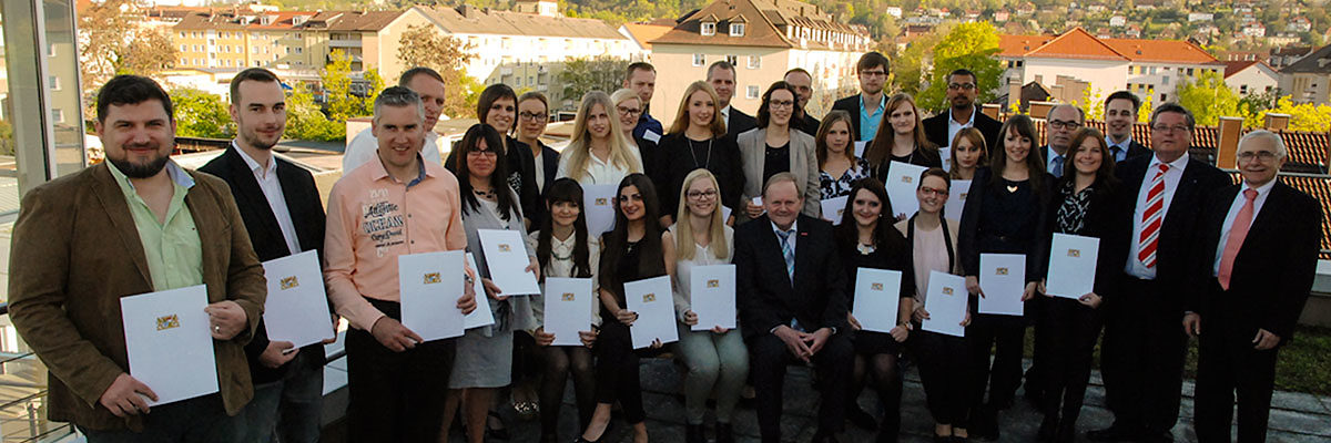 36 junge Menschen haben die verschiedenen Aufstiegsfortbildungen der Handwerkskammer als Beste abgeschlossen. Sie wurden mit dem Meisterpreis der Bayerischen Staatsregierung ausgezeichnet. 36 junge Menschen haben die verschiedenen Aufstiegsfortbildungen der Handwerkskammer als Beste abgeschlossen. Sie wurden mit dem Meisterpreis der Bayerischen Staatsregierung ausgezeichnet.