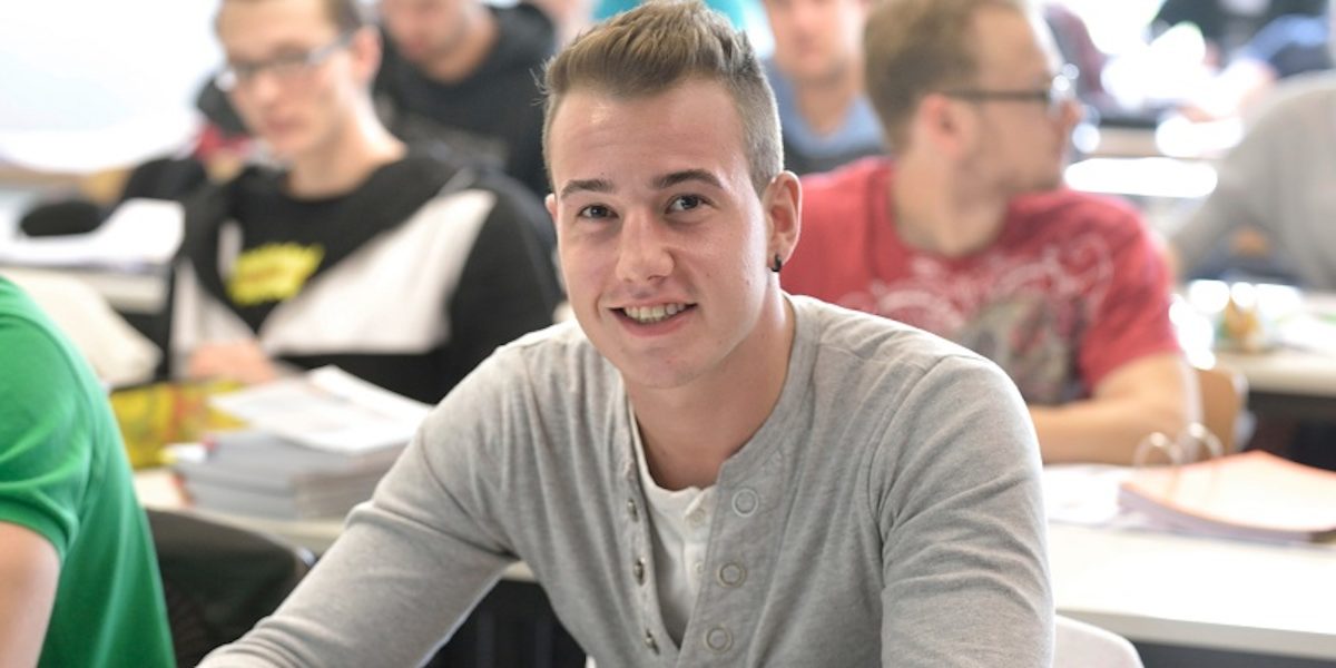 Tischreihen, hintereinander, erste Reihe, Teilnehmer Blick vorne
